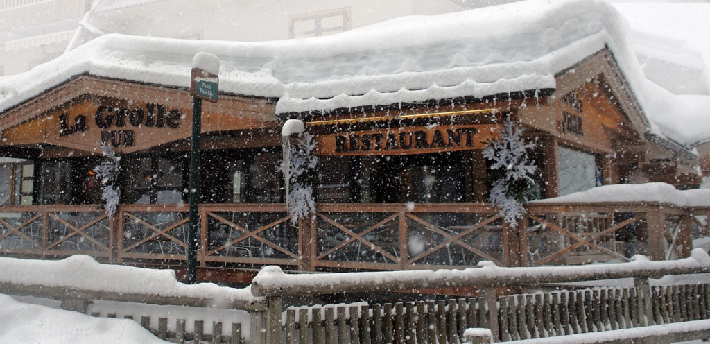 le restaurant ressemble à un chalet de montagne aussi bien à l'extérieur qu'à l'intérieur ambiance chaleureuse et festive